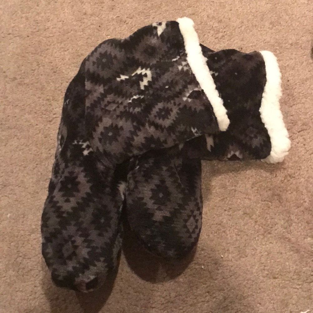 Cozy house slippers!!❄️☃️